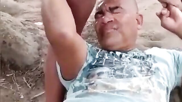 Girlfriend pees on her boyfriend’s face in public - 5 image