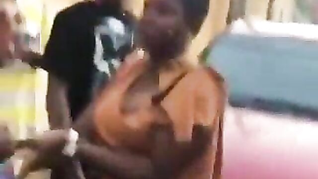 Boobs pop out as lady strips her friend in public allegedly over a man - 4 image