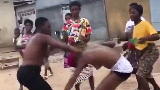 Boobs pop out as Lagos girls fight on the street in public - 1 image