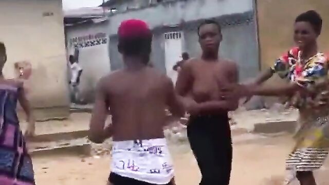 Boobs pop out as Lagos girls fight on the street in public