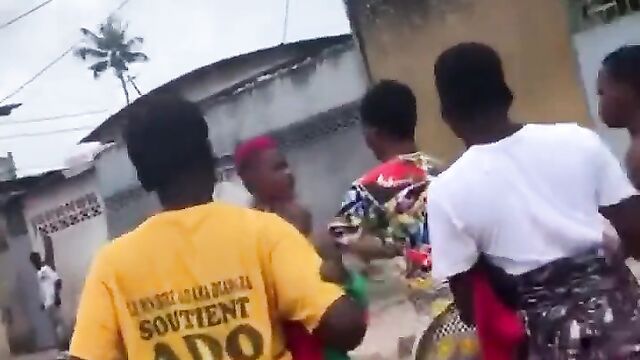 Boobs pop out as Lagos girls fight on the street in public - 3 image