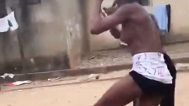 Boobs pop out as Lagos girls fight on the street in public - 4 image