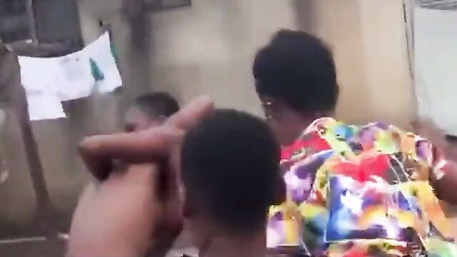 Boobs pop out as Lagos girls fight on the street in public - 5 image
