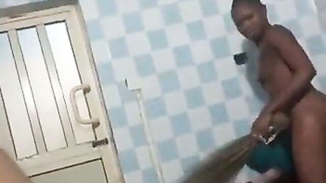 Breasts Like Slippers: Nigerian man records flat breasts of alleged prostitute he slept with - 1 image