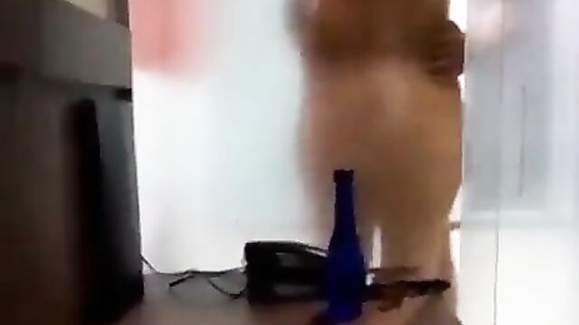 South African tourist bathroom sextape