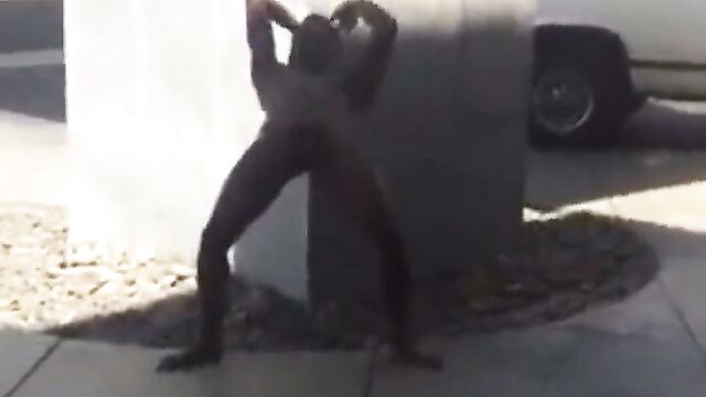 Naked man caught acting crazy in public - 4 image