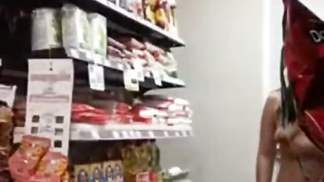 Woman caught stripping naked in a store and forced to leave - 4 image