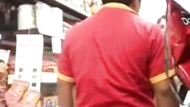 Woman caught stripping naked in a store and forced to leave - 5 image
