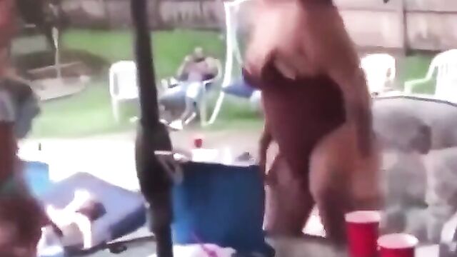 Girl shoots her rival while another chick gives blow job in the background! - 3 image