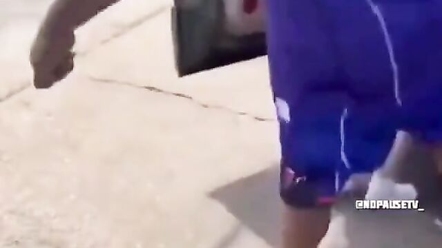 Naked man tries to get into a dude’s truck and gets beaten - 3 image