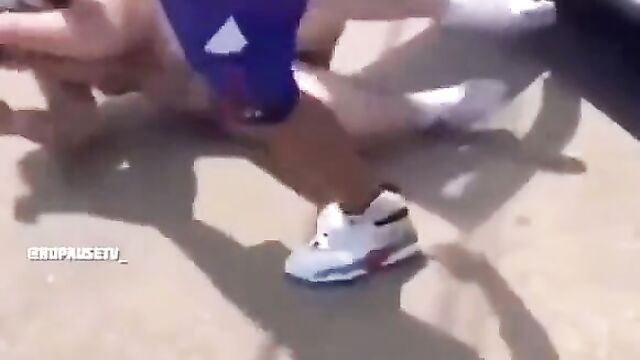 Naked man tries to get into a dude’s truck and gets beaten - 4 image