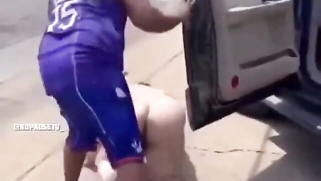 Naked man tries to get into a dude’s truck and gets beaten - 5 image