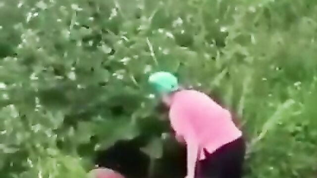 Couple Caught Having Sex By The Roadside And Beaten In Public By Angry Grandma - 4 image