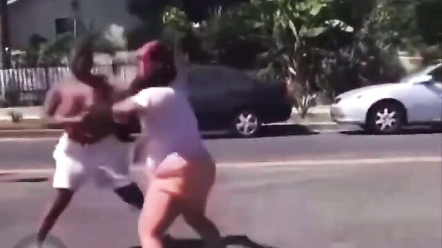 Boobs Out In Public As 2 Girls Fight Over A Boyfriend's Money On The Road