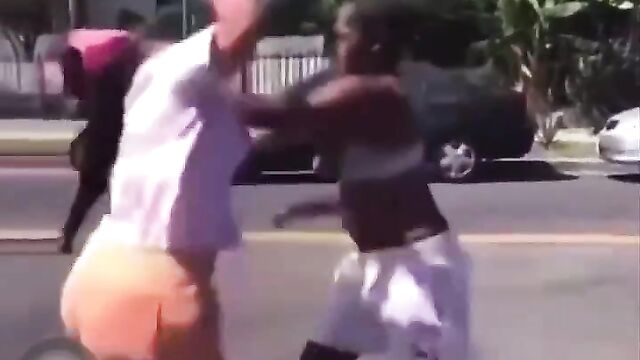 Boobs Out In Public As 2 Girls Fight Over A Boyfriend's Money On The Road - 3 image