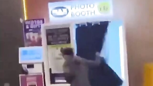 Muslim Girl In Hijab Caught Having Sex In Photo Booth In Public - 5 image