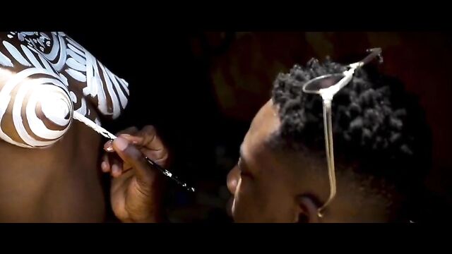 Mzansi girl getting her boobs painted in public - 3 image