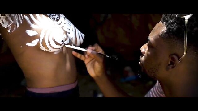 Mzansi girl getting her boobs painted in public - 5 image