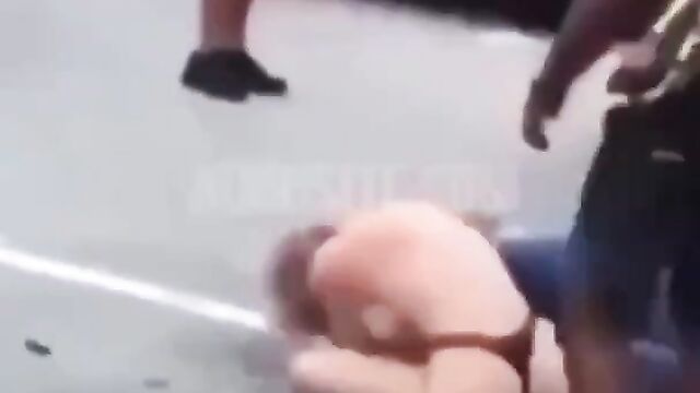 Ass and boobs out as white chick fights black girl in public - 5 image