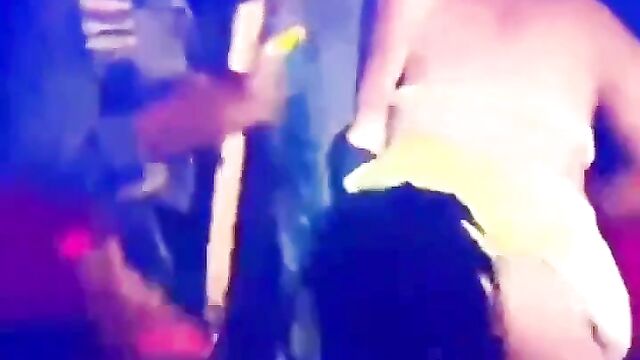 Live Sex In Public In A Nigerian Night Club - 5 image