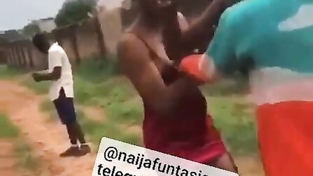 Boobs Out As 2 Igbo Nigerian Girls Get Caught Fighting Over A Man In Public - 3 image