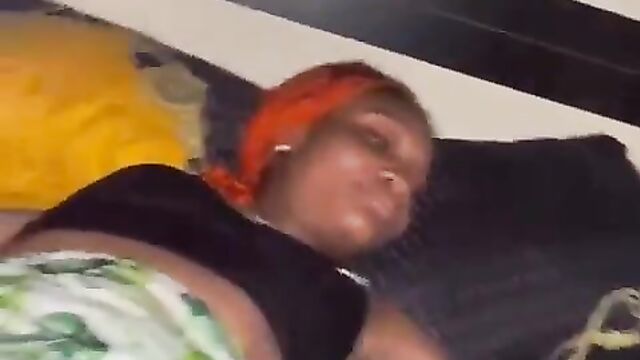 Nigerian Girl Opening Her Toto For Her Boyfriend To Chop Her Without Condom - 4 image