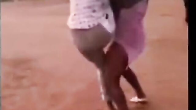 Breasts pop out as African wife beats sidechick in public for sleeping with her husband - 4 image