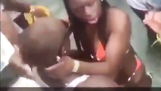 Another crazy couple caught having sex in the pool in public - 5 image