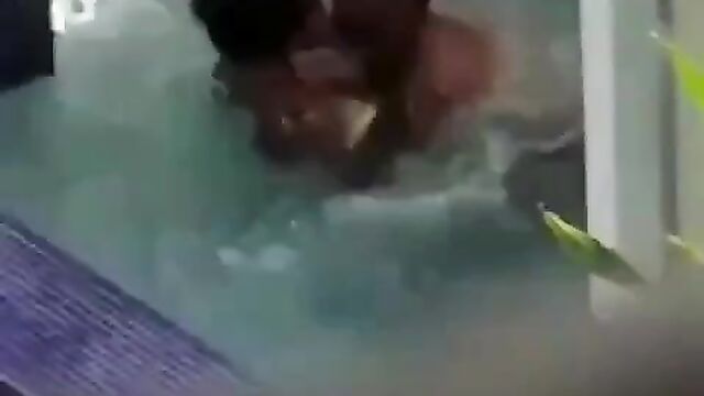 Guy caught having sex and sucking toto of girlfriend with big nyash in the pool in public