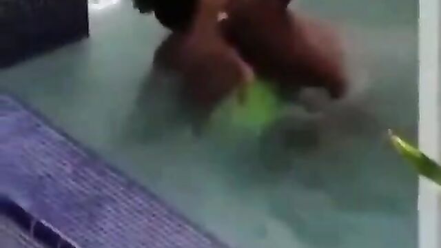 Guy caught having sex and sucking toto of girlfriend with big nyash in the pool in public - 4 image