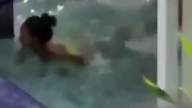 Guy caught having sex and sucking toto of girlfriend with big nyash in the pool in public - 5 image