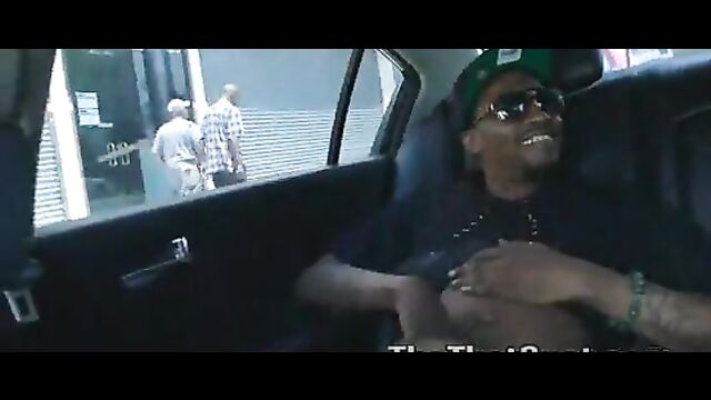 Olosho girl caught giving sugar daddy blow job in his car while stuck in traffic! - 1 image