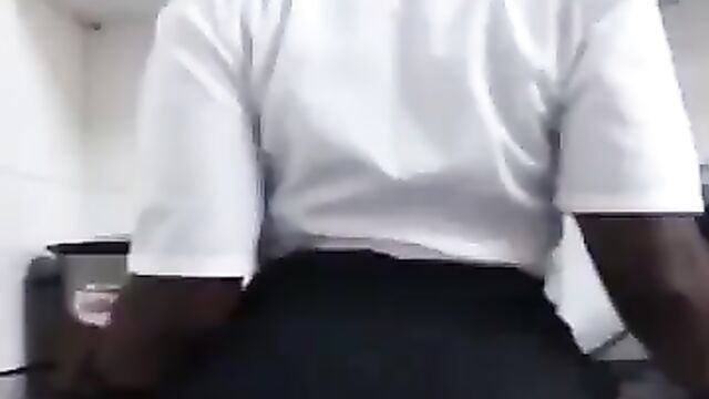 SHS student caught showing her ass and toto - 3 image