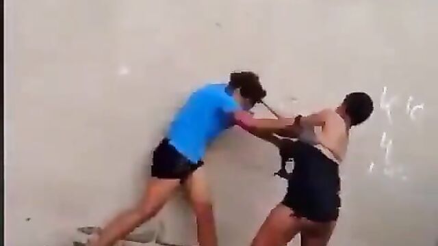 Breasts pop out as 2 African street girls fight over boyfriend in public - 1 image