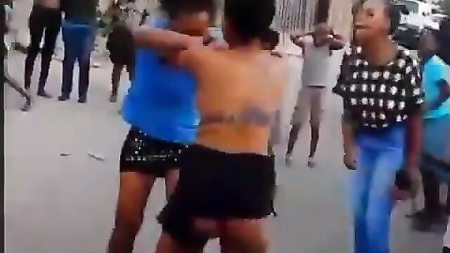 Breasts pop out as 2 African street girls fight over boyfriend in public - 3 image
