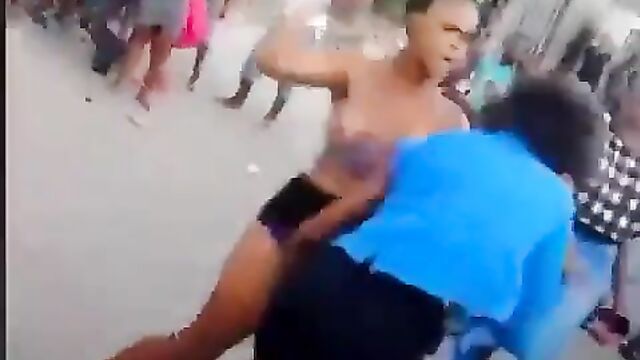 Breasts pop out as 2 African street girls fight over boyfriend in public - 4 image