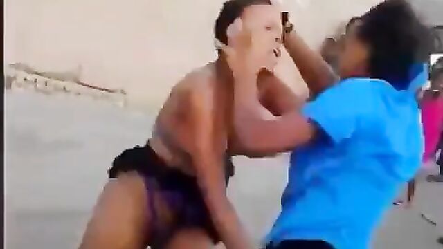 Breasts pop out as 2 African street girls fight over boyfriend in public - 5 image