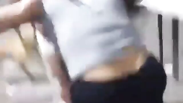 Dog exposes girl’s ass in public as she fights her boyfriend’s side chick on the street - 5 image