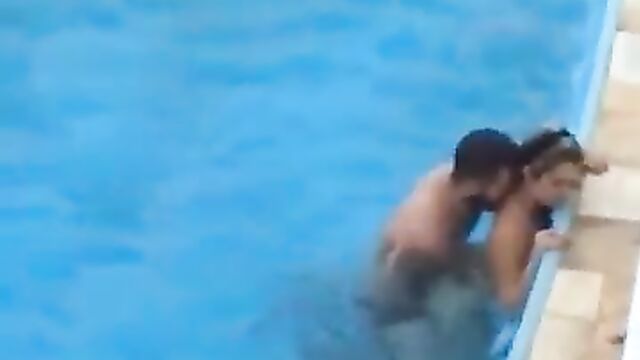 Discreet Sex In The Pool In Public - 4 image