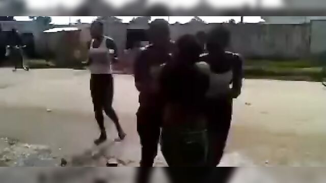 Ebony woman faints while fighting naked - 1 image