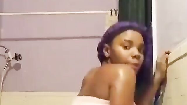 Runs girl caught twerking with her naked butt for a Yahoo Boy