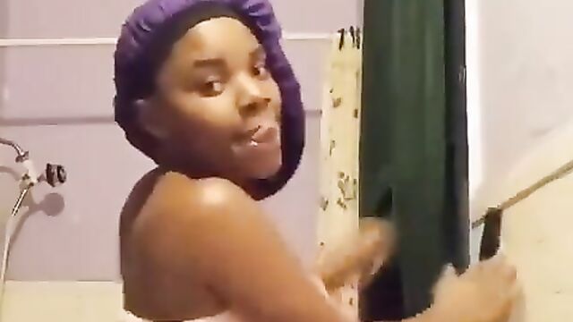 Runs girl caught twerking with her naked butt for a Yahoo Boy - 3 image