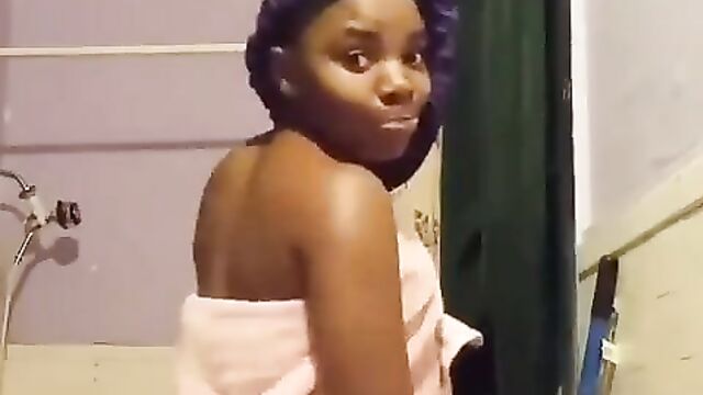 Runs girl caught twerking with her naked butt for a Yahoo Boy - 4 image