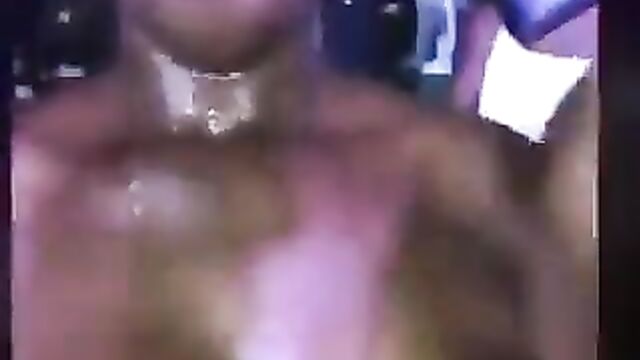 Nigerian girl showing her naked boobs in the club in public - 5 image