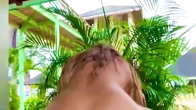 Big booty chick caught having sex in public - 5 image