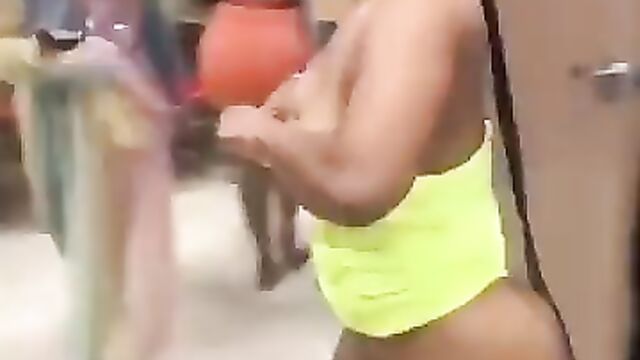 Strippers fighting, showing naked breasts and ass in a club - 3 image