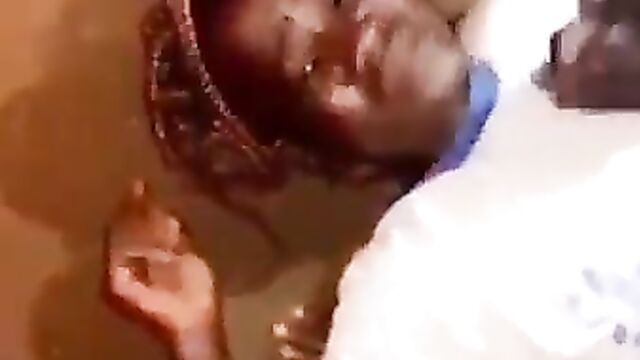 Mzansi boyfriend caught smashing school girl in public (+18) - 1 image
