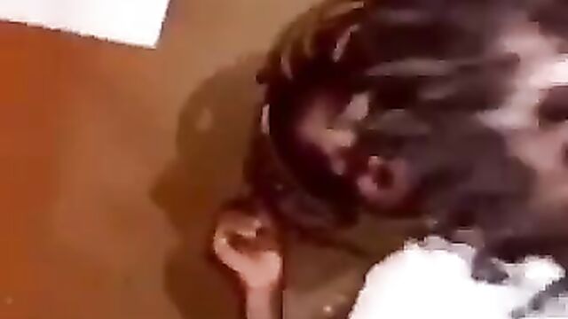 Mzansi boyfriend caught smashing school girl in public (+18)