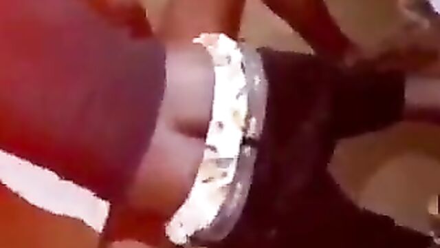 Mzansi boyfriend caught smashing school girl in public (+18) - 3 image