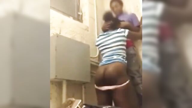 College student caught giving boyfriend blowjob in the toilet